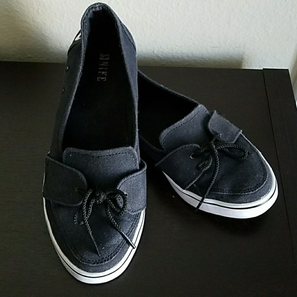 Black Canvas Nike Slip On Walking Shoes